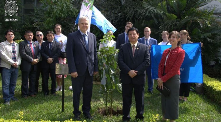 Un homenaje a los caídos en la II Guerra Mundial: la UNMSM y la Embajada de Rusia participaron en la acción internacional “Jardín de la Memoria”