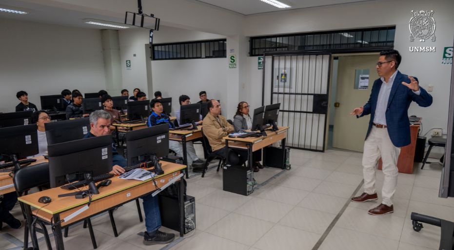 UNMSM fortalece la formación en programación e inteligencia artificial con taller práctico sobre el lenguaje Julia